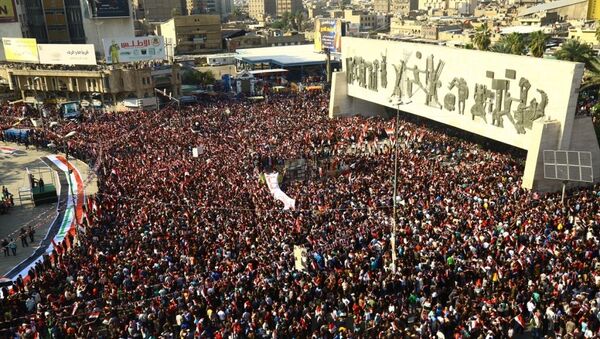 Irak'ın başkenti Bağdat'taki Tahrir Meydanı'nda toplanan binlerce Sadr Hareketi lideri Mukteda es-Sadr yanlısı, ülkede reform talebiyle hükümet karşıtı gösteri düzenledi. Irak bayrakları taşıyan göstericiler, sloganlar attı. - Sputnik Türkiye