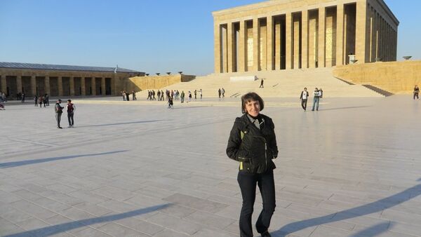 Ria Novosti’nin Ankara özel muhabiri Alyona Palajçenko, doğum gününde Anıtkabirr'i ziyaret etti. - Sputnik Türkiye