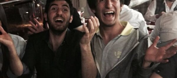 Ankara'da gerçekleşen iki ayrı saldırıda yaşamını yitiren arkadaşlar Ozancan Akkuş ve Ali Deniz - Sputnik Türkiye