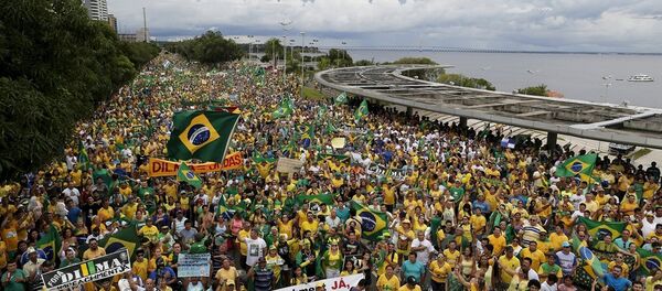Brezilya’nın 150 bölgesinde 3 milyona yakın gösterici, Devlet Başkanı Dilma Rousseff’in istifasını istedi. - Sputnik Türkiye