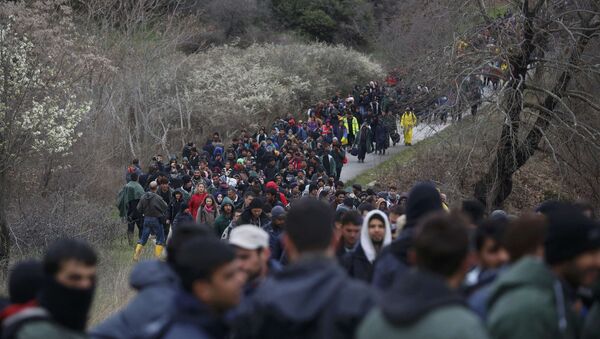 Yunanistan'ın Makedonya sınırındaki İdomeni kasabında bekleyen 1000'i aşkın sığınmacı yürüyüşe geçti - Sputnik Türkiye