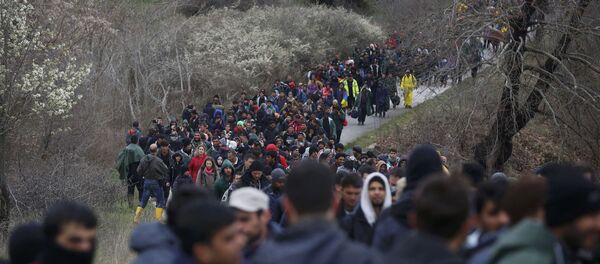 Yunanistan'ın Makedonya sınırındaki İdomeni kasabında bekleyen 1000'i aşkın sığınmacı yürüyüşe geçti - Sputnik Türkiye