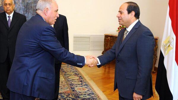 Mısır'ın görevden alınan eski Adalet Bakanı Ahmed el Zind ve Devlet Başkanı Abdulfettah el Sisi - Sputnik Türkiye