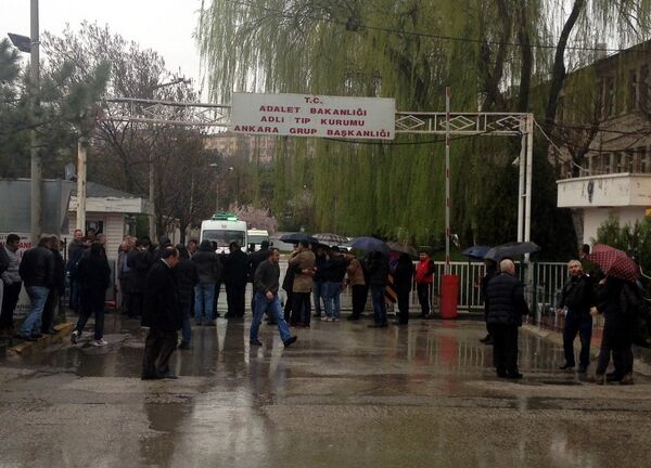 Aileler yağmurdan korunmak için Adli Tıp Kurumu'nun bahçesine kurulan çadırların altında beklerken bazıları da yağmura aldırış etmeden kurumun kapısının hemen önünde bekleyişini sürdürüyor. Aileler yağmurdan korunmak için Adli Tıp Kurumu'nun bahçesine kurulan çadırların altında beklerken bazıları da yağmura aldırış etmeden kurumun kapısının hemen önünde bekleyişini sürdürüyor. - Sputnik Türkiye