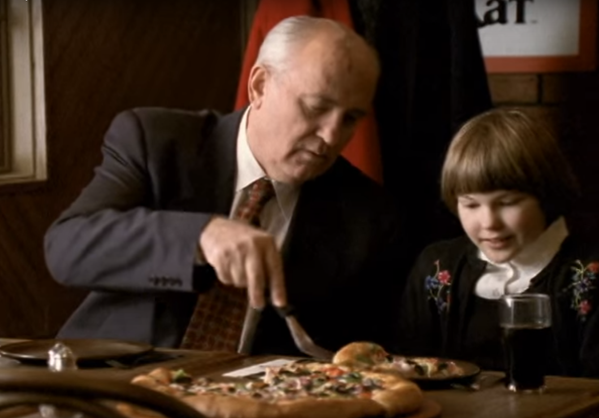 Gorbaçov Pizza Hut reklamında - Sputnik Türkiye