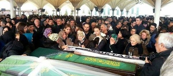 Ankara patlamasında hayatını kaybeden Elvin Buğra Aslan'ın ailesi cenazede hükümete tepki gösterdi. - Sputnik Türkiye