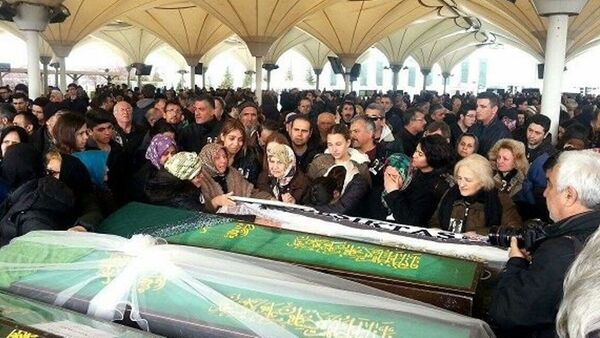 Ankara patlamasında hayatını kaybeden Elvin Buğra Aslan'ın ailesi cenazede hükümete tepki gösterdi. - Sputnik Türkiye