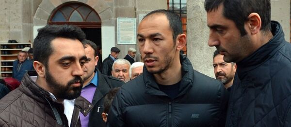 Ankara'daki saldırıda babası Kemal Bulut'u kaybeden Galatasaraylı futbolcu Umut Bulut - Sputnik Türkiye