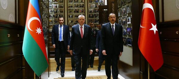 Cumhurbaşkanı Recep Tayyip Erdoğan ve Azerbaycan Cumhurbaşkanı İlham Aliyev Cumhurbaşkanlığı Külliyesi'nde, baş başa görüşmelerinin ardından Türkiye-Azerbaycan Yüksek Düzeyli Stratejik İşbirliği Konseyi (YDSK) 5. Toplantısı'na katıldı. - Sputnik Türkiye