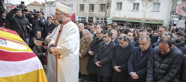 Ankara'daki terör saldırısında hayatını kaybeden Galatasaraylı futbolcu Umut Bulut'un (sağda) babası Kemal Bulut için Kayseri'nin Yeşilhisar ilçesinde cenaze töreni düzenlendi. - Sputnik Türkiye