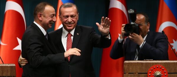 Cumhurbaşkanı Recep Tayyip Erdoğan (sağda) ile Azerbaycan Cumhurbaşkanı İlham Aliyev (solda), görüşmelerinin ardından Cumhurbaşkanlığı Külliyesi'nde ortak basın toplantısı düzenledi. Cumhurbaşkanı Recep Tayyip Erdoğan (sağda) ile Azerbaycan Cumhurbaşkanı İlham Aliyev (solda), görüşmelerinin ardından Cumhurbaşkanlığı Külliyesi'nde ortak basın toplantısı düzenledi. - Sputnik Türkiye