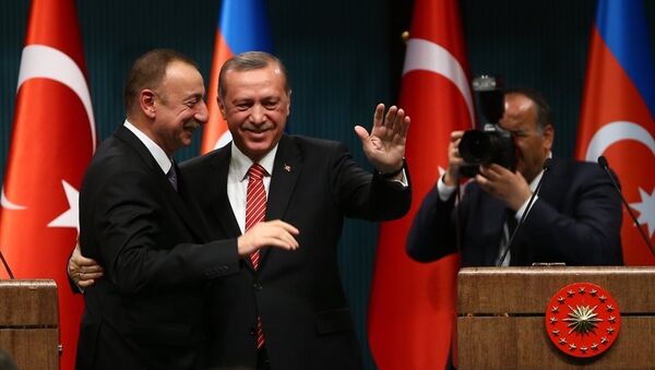 Cumhurbaşkanı Recep Tayyip Erdoğan (sağda) ile Azerbaycan Cumhurbaşkanı İlham Aliyev (solda), görüşmelerinin ardından Cumhurbaşkanlığı Külliyesi'nde ortak basın toplantısı düzenledi. - Sputnik Türkiye