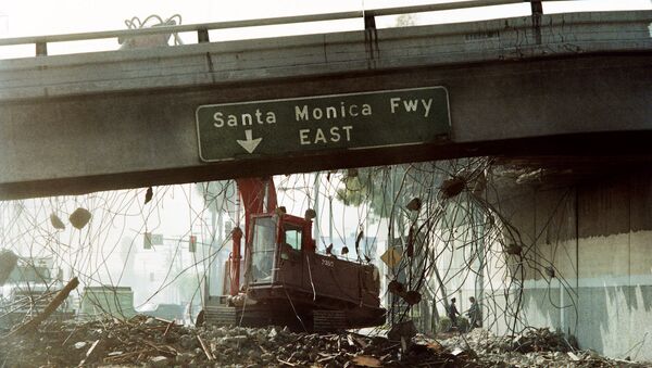 Depremden etkilenen Santa Monica Otobanı (ABD/California) - Sputnik Türkiye