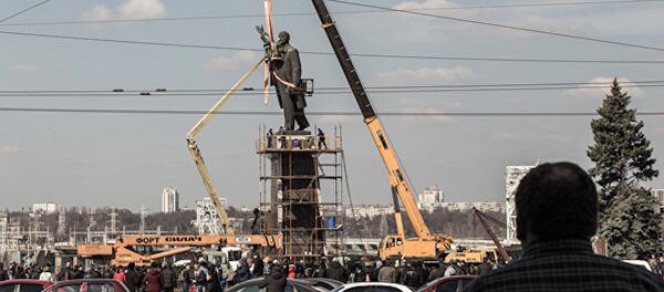 Ukrayna’nın güneyindeki Zaporijya kentindeki Lenin heykeli kaldırıldı. - Sputnik Türkiye