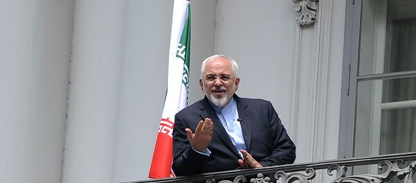 Iranian Foreign Minister Javad Zarif talks to media from bacon of the Palais Coburg Hotel, venue of the nuclear talks in Vienna, Austria on July 2, 2015 - Sputnik Türkiye