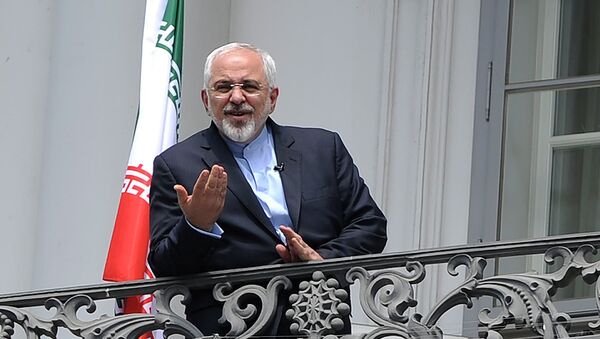 Iranian Foreign Minister Javad Zarif talks to media from bacon of the Palais Coburg Hotel, venue of the nuclear talks in Vienna, Austria on July 2, 2015 - Sputnik Türkiye