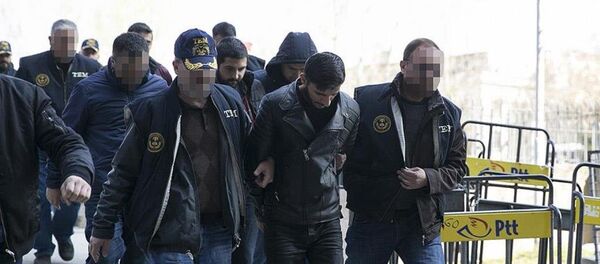 Ankara'daki terör saldırısına ilişkin soruşturma kapsamında gözaltına alınan ve emniyette işlemleri tamamlanan 10 şüpheliden 9'u sağlık kontrolünden geçirildi. Şüpheliler daha sonra adliyeye sevk edildi. - Sputnik Türkiye