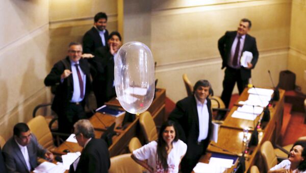 Şili parlamentosunda prezervatifler havada uçuştu - Sputnik Türkiye