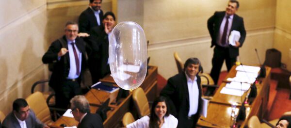 Şili parlamentosunda prezervatifler havada uçuştu - Sputnik Türkiye