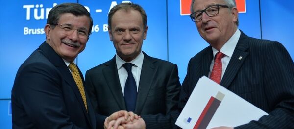 Brüksel’deki Türkiye-AB Zirvesi'nin ardından Başbakan Ahmet Davutoğlu (solda), AB Konseyi Başkanı Donald Tusk (ortada) ve AB Komisyonu Başkanı Jean-Cloude Juncker (sağda), ortak basın toplantısı düzenledi. - Sputnik Türkiye