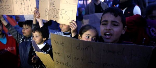 Yunanistan'ın Makedonya sınırındaki İdomeni bölgesinde haftalardır Avrupa ülkelerine geçmek için bekleyen sığınmacılar, AB ile Türkiye arasında yapılan anlaşmanın ardından gösteri düzenledi. - Sputnik Türkiye