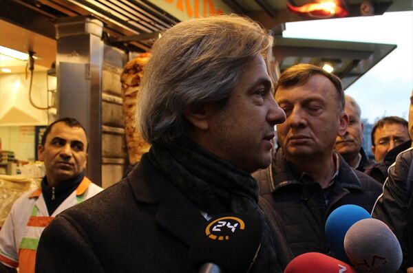 Beyoğlu Belediye Başkanı Ahmet Misbah Demircan, Taksim'deki esnafa geçmiş olsun ziyareti yaptı. Demircan, gazetecilere açıklamalarda bulundu. Beyoğlu Belediye Başkanı Ahmet Misbah Demircan, Taksim'deki esnafa geçmiş olsun ziyareti yaptı. Demircan, gazetecilere açıklamalarda bulundu. - Sputnik Türkiye