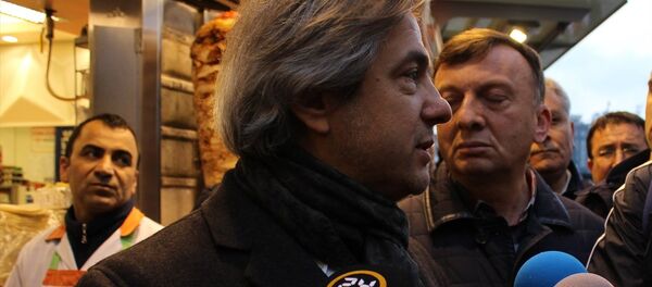 Beyoğlu Belediye Başkanı Ahmet Misbah Demircan, Taksim'deki esnafa geçmiş olsun ziyareti yaptı. Demircan, gazetecilere açıklamalarda bulundu. - Sputnik Türkiye