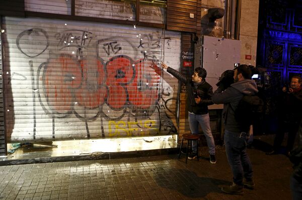 İstiklal Caddesi'nin yayalara açılmasının ardından gazeteciler patlamanın gerçekleştiği yeri görüntülemeye çalışıyor. İstiklal Caddesi'nin yayalara açılmasının ardından gazeteciler patlamanın gerçekleştiği yeri görüntülemeye çalışıyor. - Sputnik Türkiye
