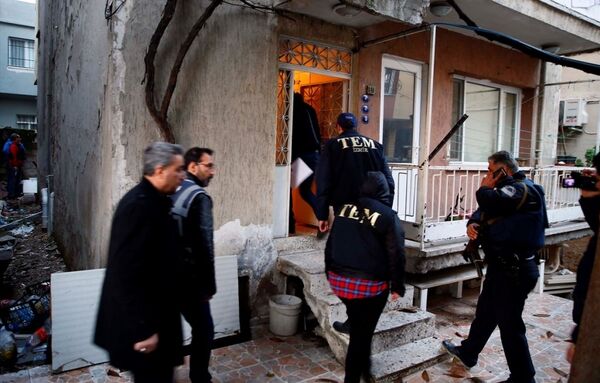 İzmir'in 8 ilçesinde düzenlenen operasyonlarda, aralarında HDP ilçe temsilciliğinin de bulunduğu 32 adreste arama yapıldı. - Sputnik Türkiye