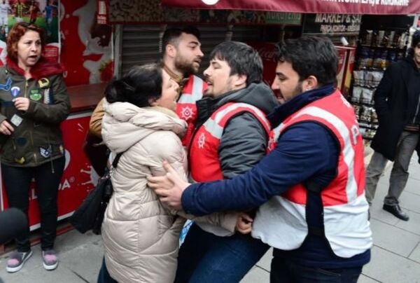 Bakırköy'deki Nevruz alanına yürümek isteyen HDP'li grupla polis arasında arbede yaşandı. - Sputnik Türkiye