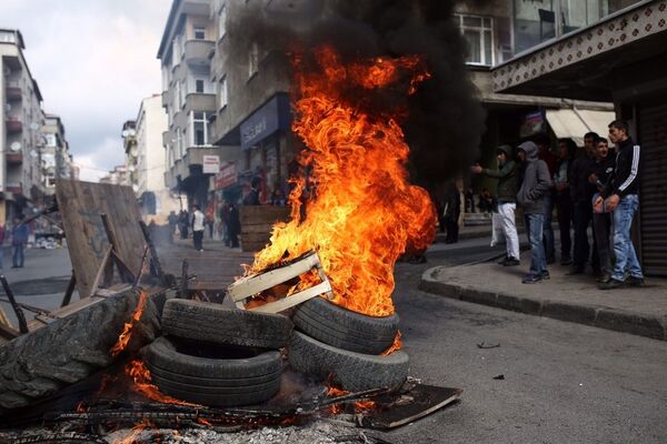 Polis, Gazi mahallesinde ateş yakıp Nevruz'u kutlamak isteyen gruba izin vermedi. - Sputnik Türkiye