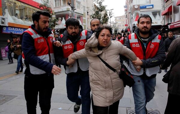 Polis, Nevruz etkinliğinin düzenleneceği Bakırköy Halk Pazarı’nı bariyerlerle çevirirken, alana girmek isteyenleri gözaltına aldı. - Sputnik Türkiye