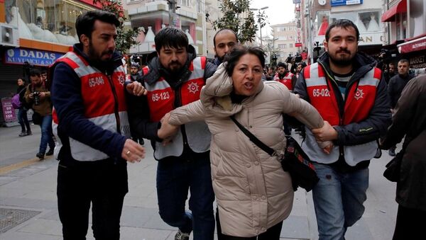 Polis, Nevruz etkinliğinin düzenleneceği Bakırköy Halk Pazarı’nı bariyerlerle çevirirken, alana girmek isteyenleri gözaltına aldı. - Sputnik Türkiye
