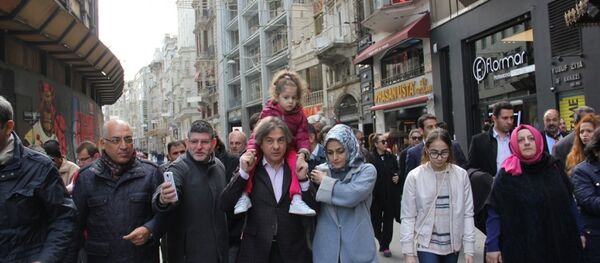 Terör saldırısının yaşandığı İstiklal Caddesi'ne eşi ve çocuklarıyla gelen Beyoğlu Belediye Başkanı Demircan, Beyoğlu Kaymakamı Osman Ekşi, İstanbul Ticaret Odası Başkanı İbrahim Çağlar, TİM Başkanı Mehmet Büyükekşi ve bazı yetkililerle İstiklal caddesini gezerek esnafı ziyaret etti. - Sputnik Türkiye