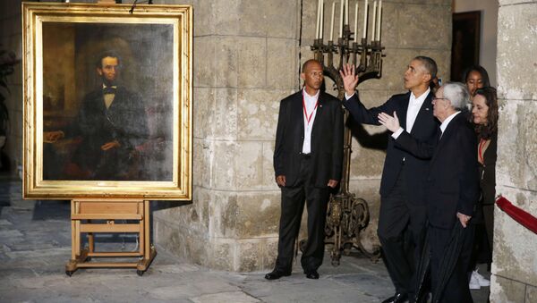 Obama, eşi Michelle Obama ve kızları Malia ile Sasha ile Kent Müzesi’ni ziyaretinde de özellikle köleliği kaldıran ABD Başkanı Abraham Lincoln portresinin önünde basın mensuplarına poz verdi. - Sputnik Türkiye