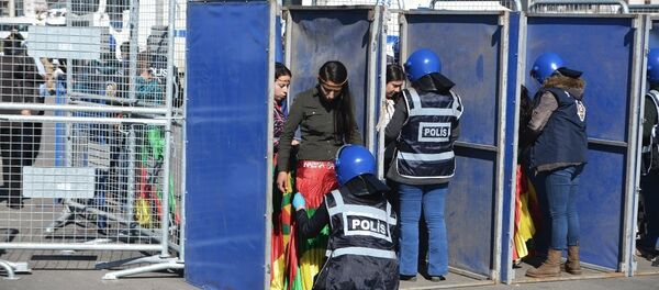 Nevruz Parkı'na vatandaşlar kurulan 5 ayrı polis noktasından aranarak girerken, çevrede de geniş güvenlik önlemleri alındı. - Sputnik Türkiye