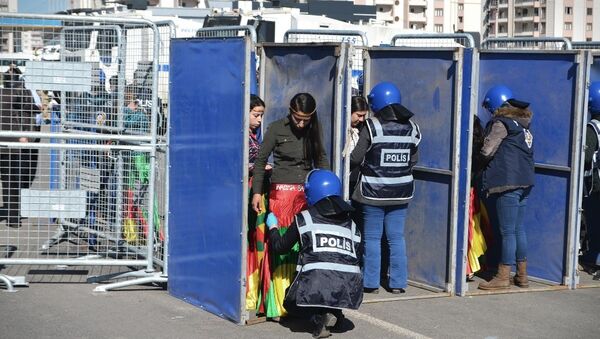 Nevruz Parkı'na vatandaşlar kurulan 5 ayrı polis noktasından aranarak girerken, çevrede de geniş güvenlik önlemleri alındı. - Sputnik Türkiye