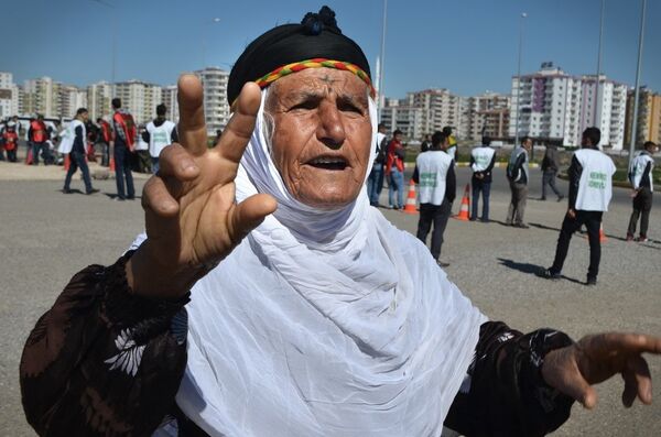 Bu yıl 'Direnerek kazanacağız', 'Özgür önderlik, özerk Kürdistan, Demokratik Türkiye' sloganıyla kutlanana Nevruz'a katılmak için vatandaşlar sabahın erken saatlerinden itibaren alana geldi. - Sputnik Türkiye
