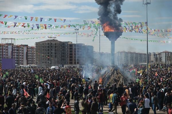 Diyarbakır'daki Nevruz törenine katılımın geçen yıllara göre oldukça düşük olduğu görüldü. - Sputnik Türkiye