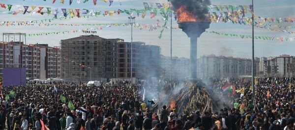 Diyarbakır'daki Nevruz törenine katılımın geçen yıllara göre oldukça düşük olduğu görüldü. - Sputnik Türkiye