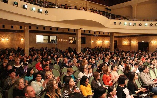 Seyirciler Kazan'daki konser sırasında. - Sputnik Türkiye