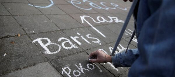 Brüksel'de kurbanları anmak için yerlere yazılanlar arasında 'Barış' gibi Türkçe mesajlar da var. - Sputnik Türkiye