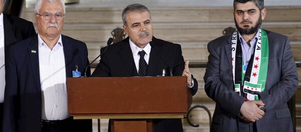 Yüksek Müzakere Komitesi sözcüleri Esad el Zubi, Muhammed Alluş ve George Sabra - Sputnik Türkiye