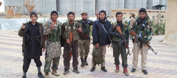 IŞİD militanına ait fotoğraflar. Militanlar, IŞİD üniformasıyla görülüyor. - Sputnik Türkiye