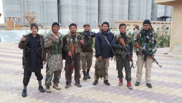 IŞİD militanına ait fotoğraflar. Militanlar, IŞİD üniformasıyla görülüyor. - Sputnik Türkiye