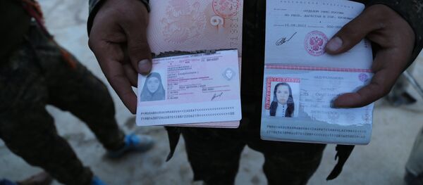 IŞİD komuta merkezlerinde bulunan Rusya vatandaşı bir kadına ait pasaport. - Sputnik Türkiye
