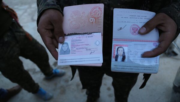 IŞİD komuta merkezlerinde bulunan Rusya vatandaşı bir kadına ait pasaport. - Sputnik Türkiye