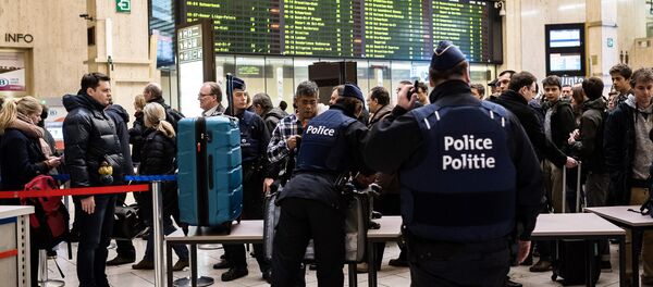 Police search passenger bags at the Central Station in Brussels on Wednesday, March 23, 2016 - Sputnik Türkiye
