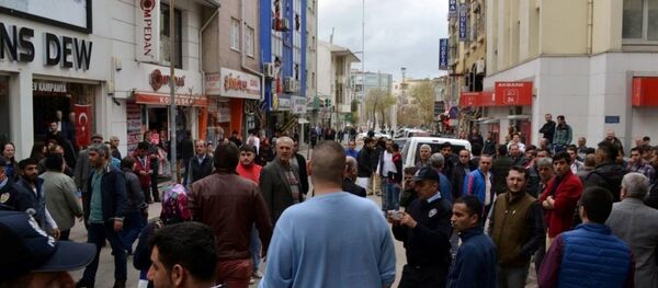 Edirne'nin Keşan ilçesinde, Ankara'daki terör saldırısının firari şüphelisi Vahit Ayçil'in akrabasının işlettiği dükkanın camları kırıldı, iş yeri sahibi ile vatandaşlar arasında gerginlik yaşandı. - Sputnik Türkiye