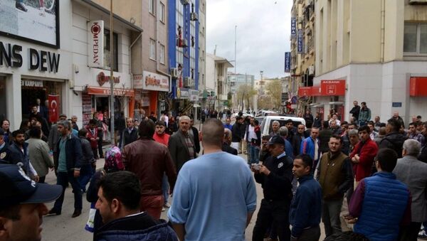 Edirne'nin Keşan ilçesinde, Ankara'daki terör saldırısının firari şüphelisi Vahit Ayçil'in akrabasının işlettiği dükkanın camları kırıldı, iş yeri sahibi ile vatandaşlar arasında gerginlik yaşandı. - Sputnik Türkiye